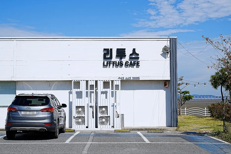 리투스카페 대표 사진 — 전북 군산 해망 카페