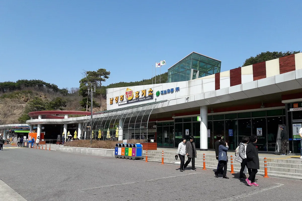 남성주참외휴게소 (양평 방향) 대표 사진 — 경북 중부내륙선 · 상행 휴게소
